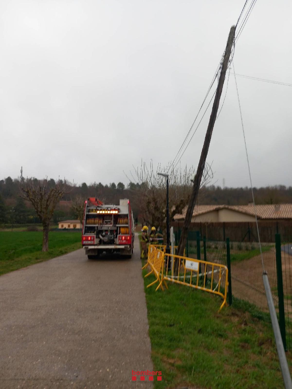 Un pal de telefonia a punt de caure a l'Estany