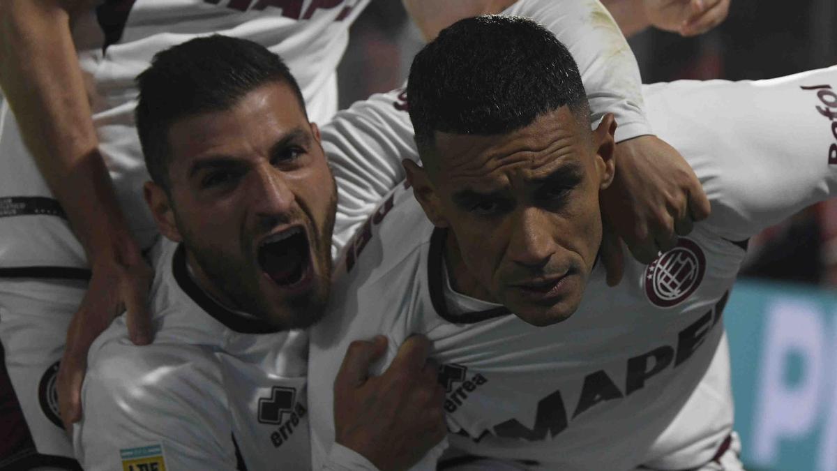 Los jugadores del Lanús celebran su victoria.