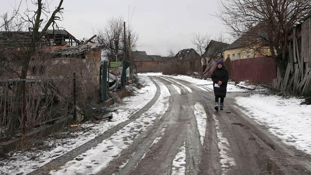 Tatiana Grushka camina por una desierta calle de su pueblo, Kamianka, en la región de Járkov.