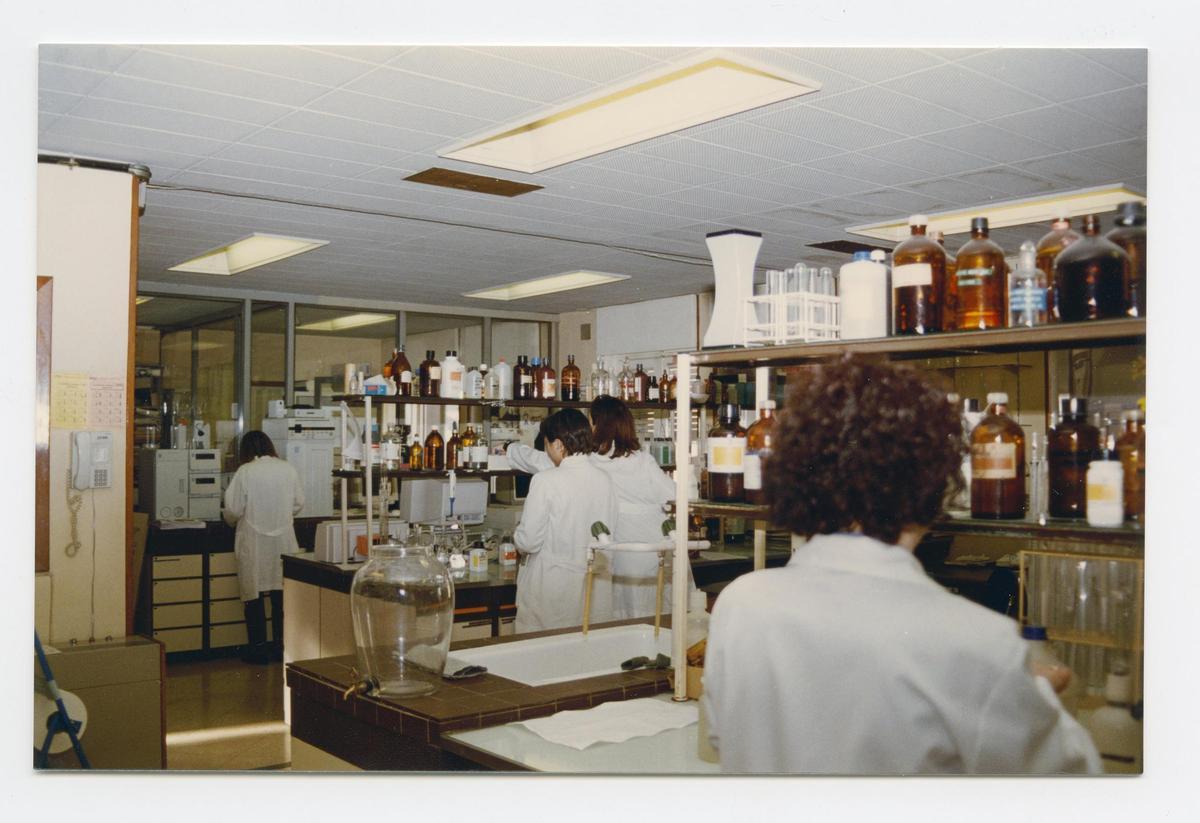 El laboratorio en su origen en la sede de la CHE del paseo de Sagasta.