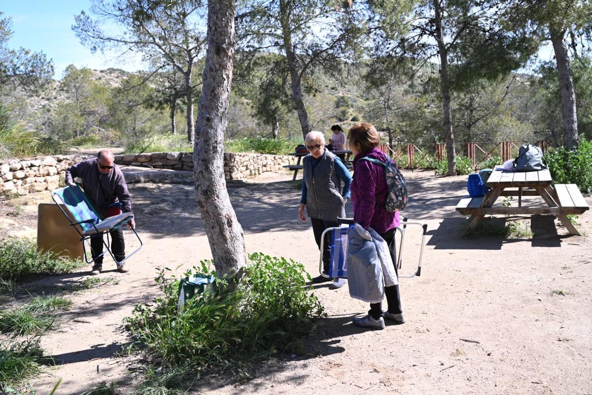 Familias celebran la mona en el Pantano de Elche y demandan mejoras en el paraje