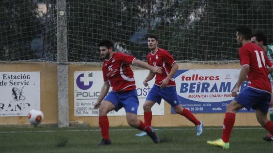 Futbolistas del Domaio en el partido anterior frente al Lalín. // Santos Álvarez