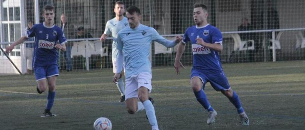 Un futbolista del Beluso controla el balón en el duelo de ayer. |  // S. ÁLVAREZ