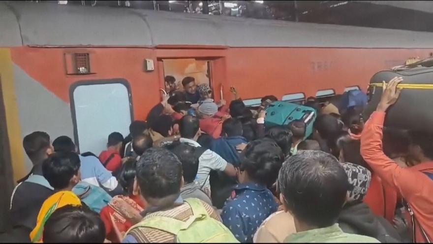 Una estampida mata a decenas de personas en la estación de trenes de Nueva Delhi, India