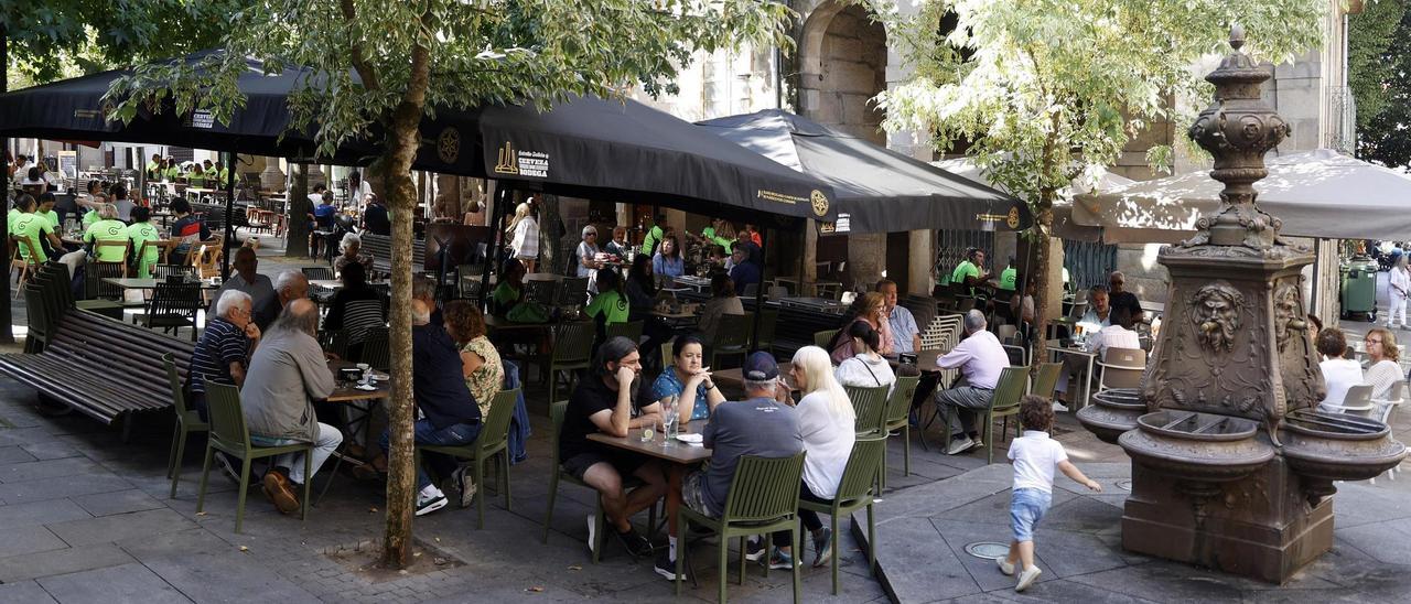 Terrazas de hostelería en la Praza da Verdura, una de las más concurridas de la ciudad.