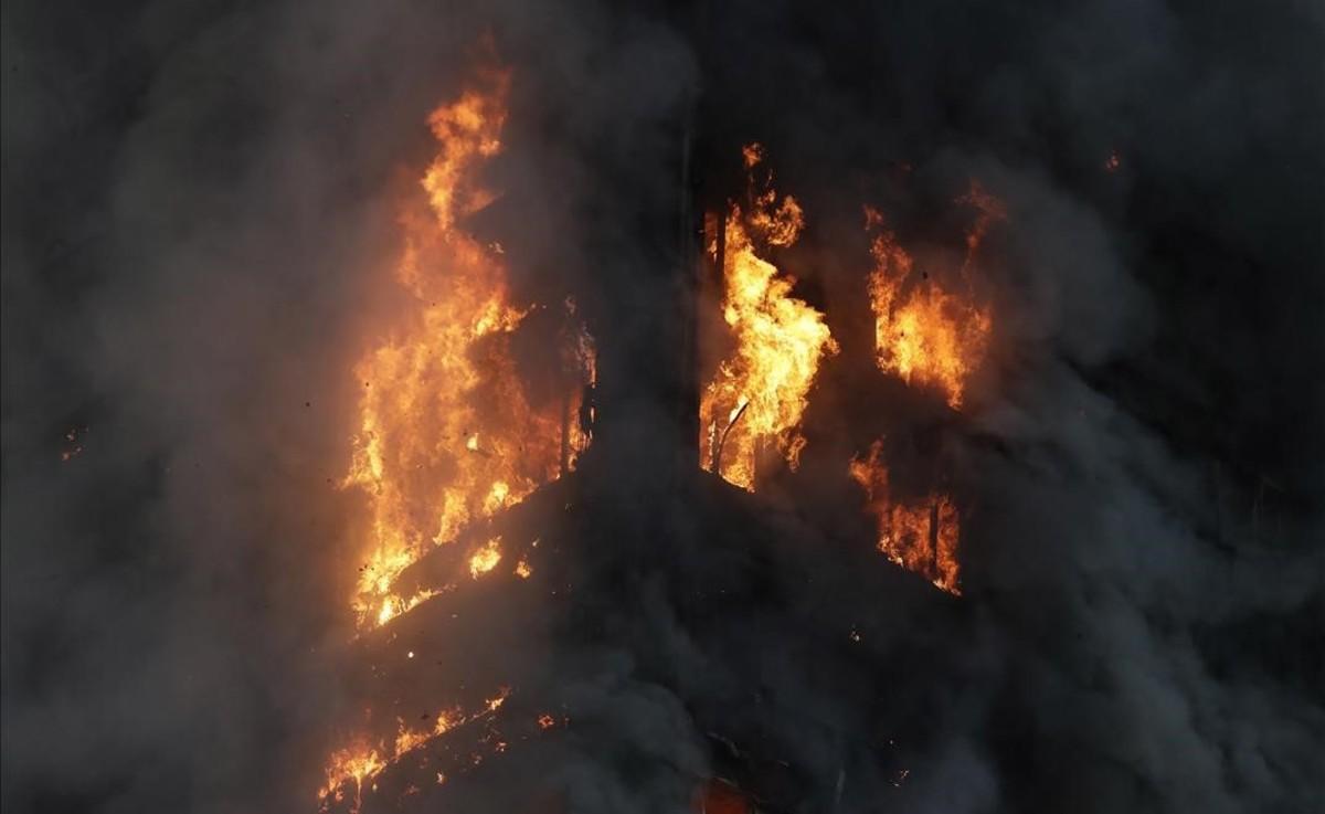 El incendio se extiende desde el segundo hasta el piso 27 del edificio.