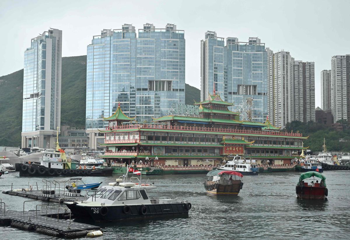 Varios remolcadores se llevan el restaurante flotante Jumbo, que ha pasado 46 años en aguas de Hong Kong