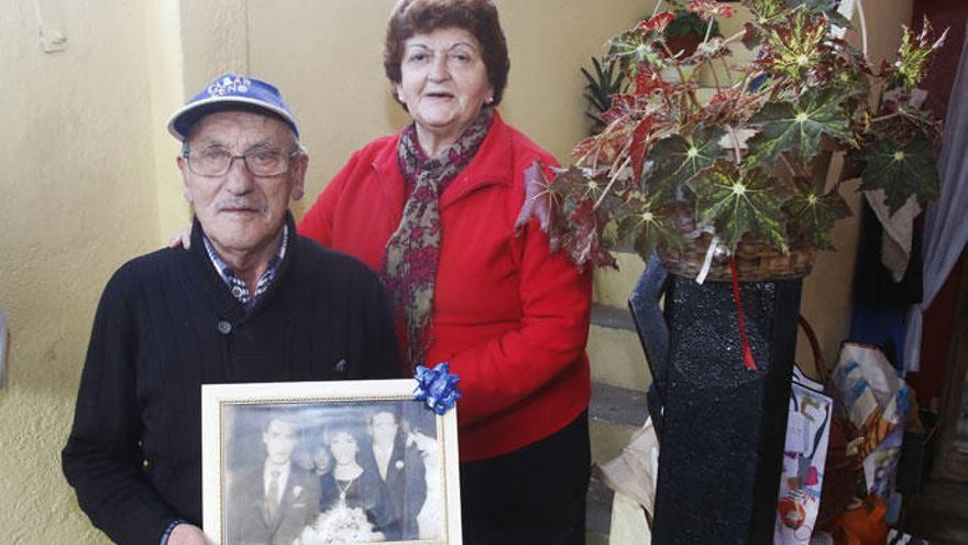 Alfredo y Vidalina, en su casa de Beade // ALBA VILLAR