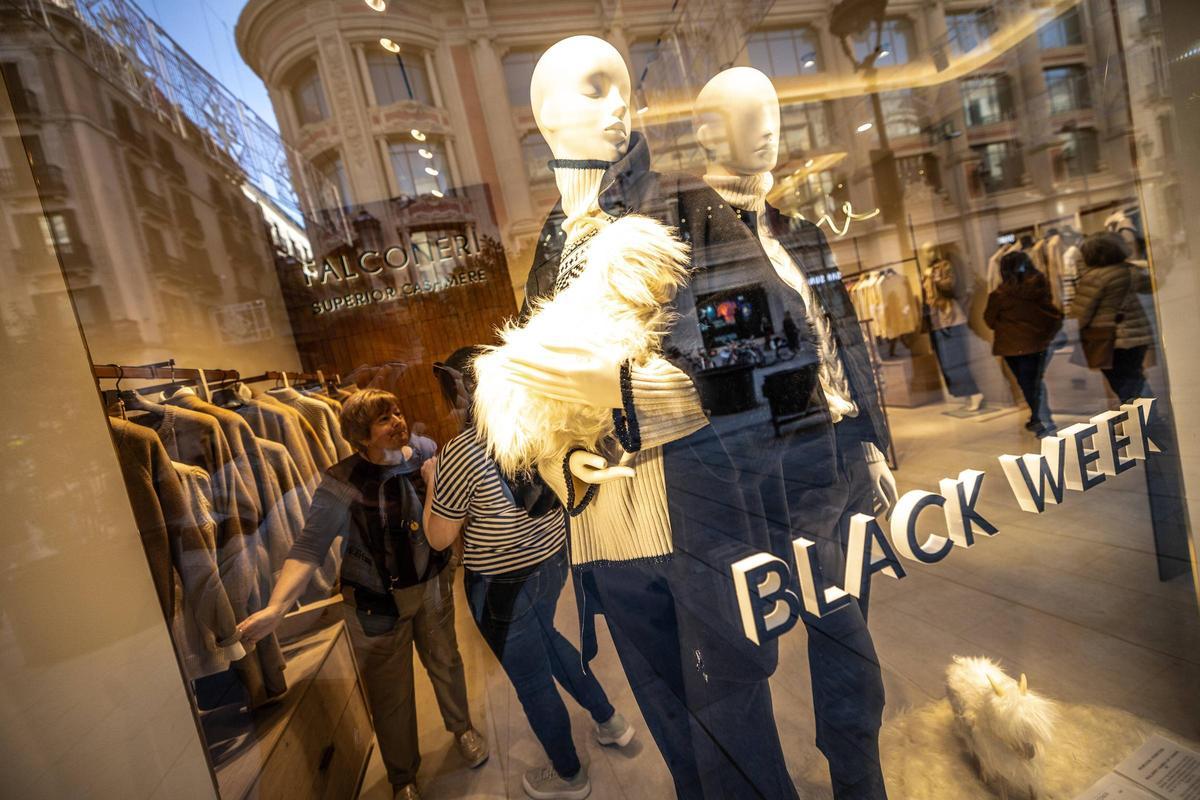 El Black Friday avanzado o 'Black Week' prolifera en los escaparates de Barcelona este 2023