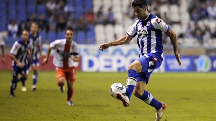 Riki se dispone a golpear el balón durante un entrenamiento. / eduardo vicente