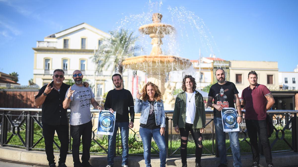 Miembros de las bandas participantes, junto a la concejala de Cultura, Silvia Fernández