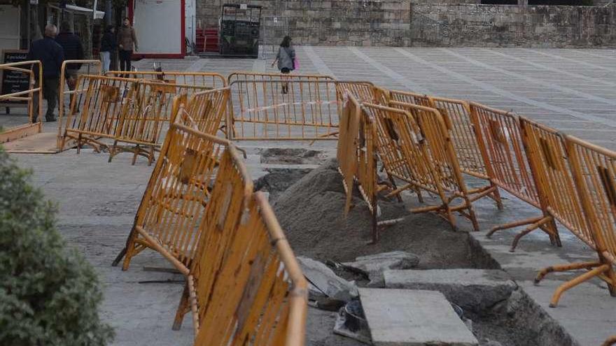 En la imagen superior, la zanja ya tapada. A la derecha, cuando apareció el muro. Noé Parga