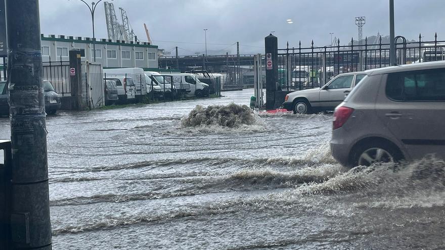 Una espectacular tromba de agua causa inundaciones en el centro de Vigo