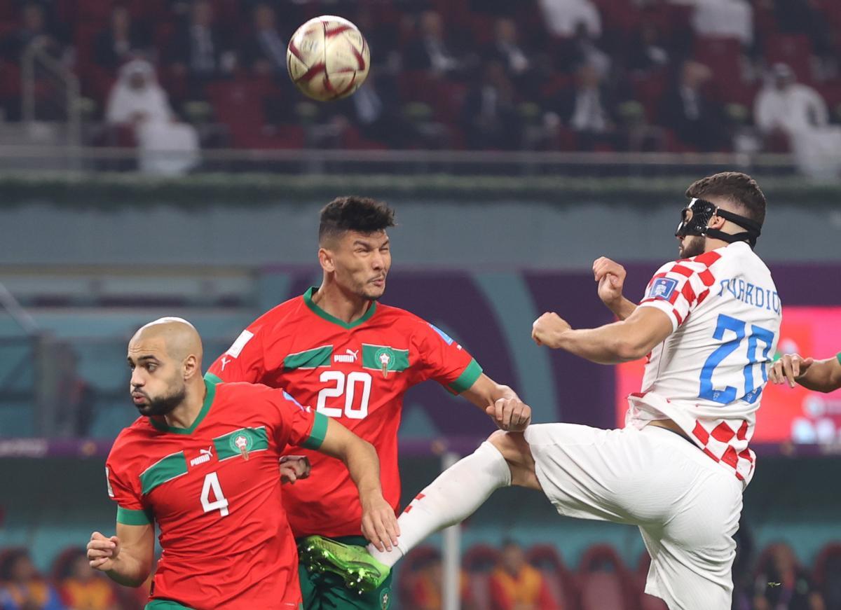 Josko Gvardiol de Croacia en acción contra Achraf Dari y Sofyan Amrabat de Marruecos durante el partido de fútbol por el tercer lugar de la Copa Mundial de la FIFA 2022 entre Croacia y Marruecos.