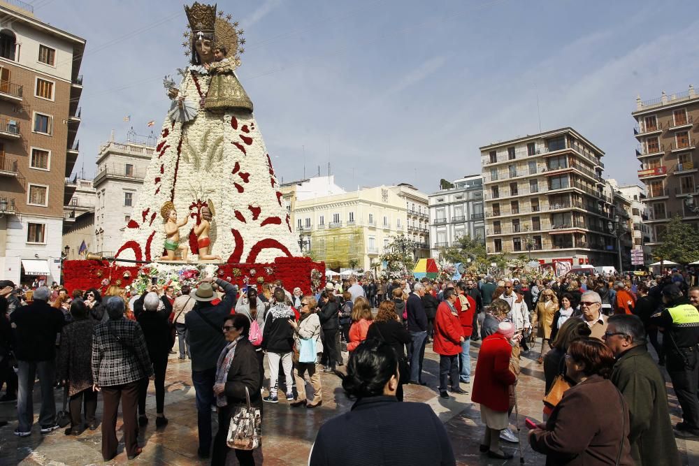 Ambiente en la Plaza de la Virgen.