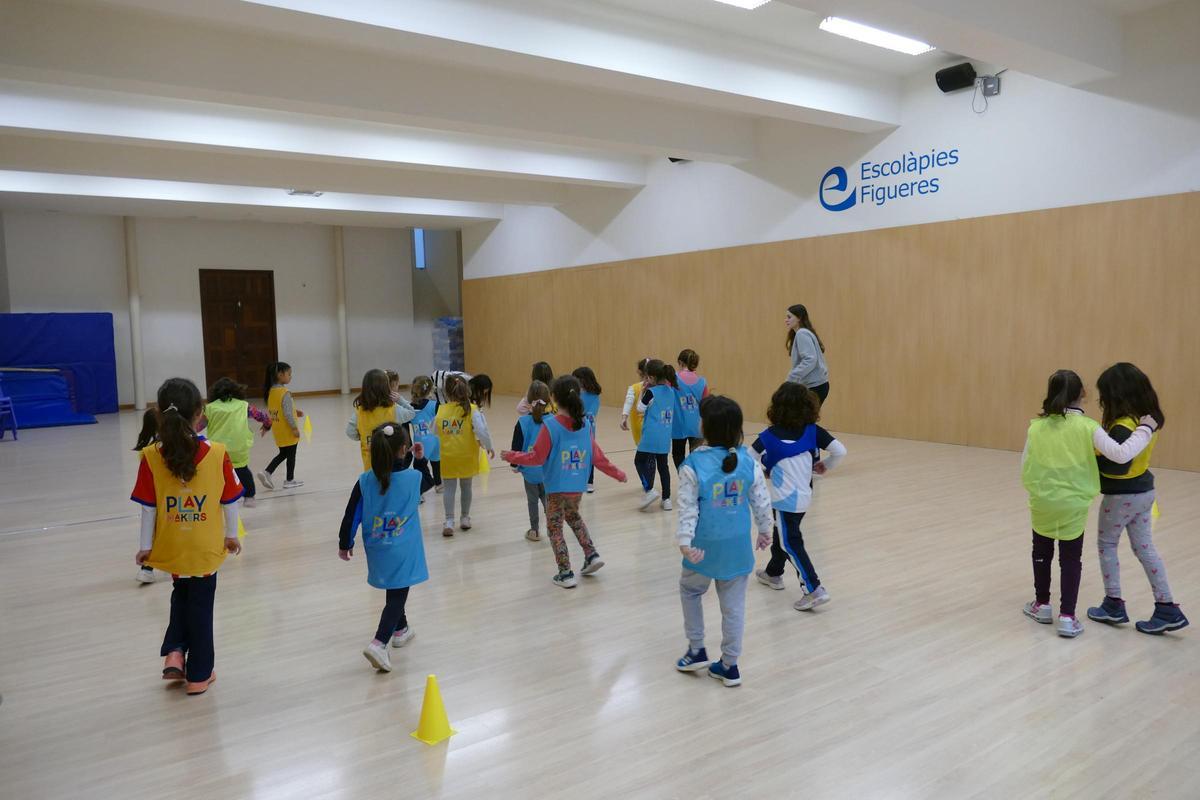 Escolàpies Figueres impulsa el futbol femení amb el projecte Playmakers de la UEFA i Disney