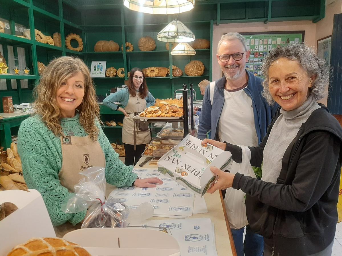 Por la izquierda, Verónica Blanco y Sandra Lorenzo despachando una rosca a Joaquín y Marga Rullas en La Portalina