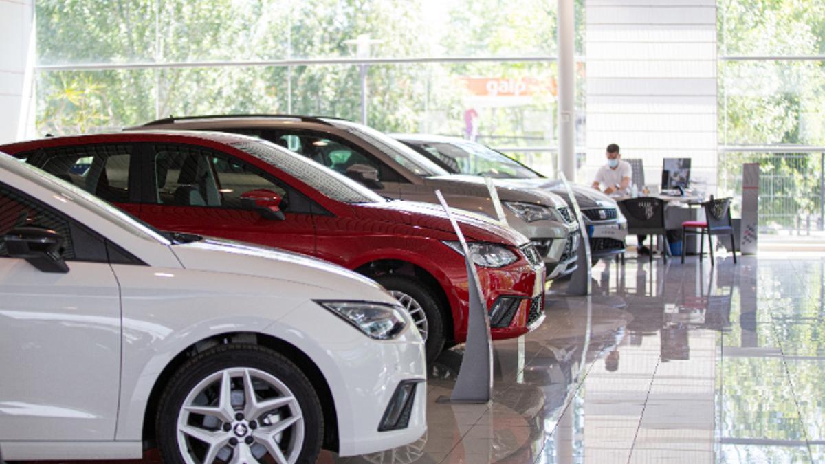 Interior de un establecimiento de exposición y venta de vehículos.