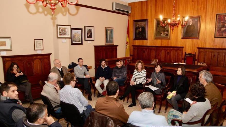 Instante de la reunión mantenida ayer en Porreres entre Armengol y los alcaldes de los municipios afectados.