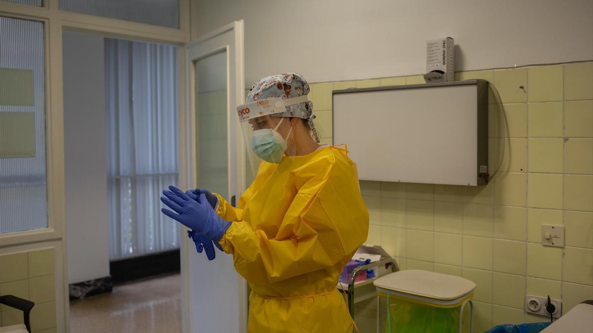 Una sanitària es prepara per realitzar test ràpids d&#039;antígens de detecció de coronavirus al Centre d&#039;Atenció Primària CAP Mans, a Barcelona.
