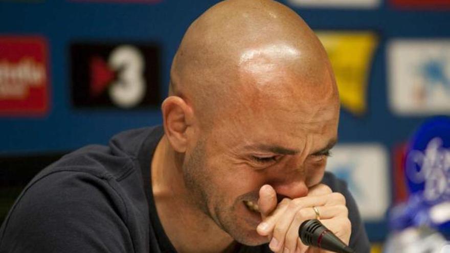 Iván de la Peña no puede contener el llanto durante la rueda de prensa.