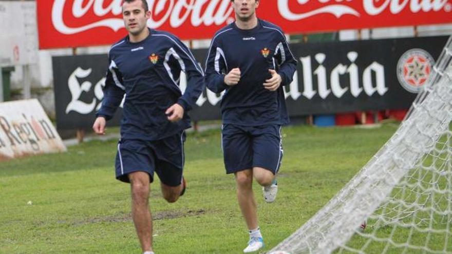 Juan Martínez y Toni corren alrededor del campo en un entrenamiento del Ourense en O Couto. // Iñaki Osorio