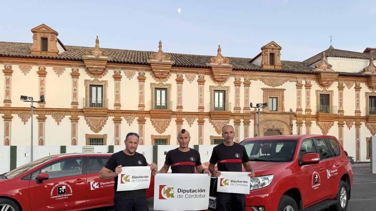 Juanfe, Jesús y Elías, junto con la perra Ivi antes de partir hacia Venezuela para colaborar en las tareas de búsqueda y rescate de personas tras los terremotos.