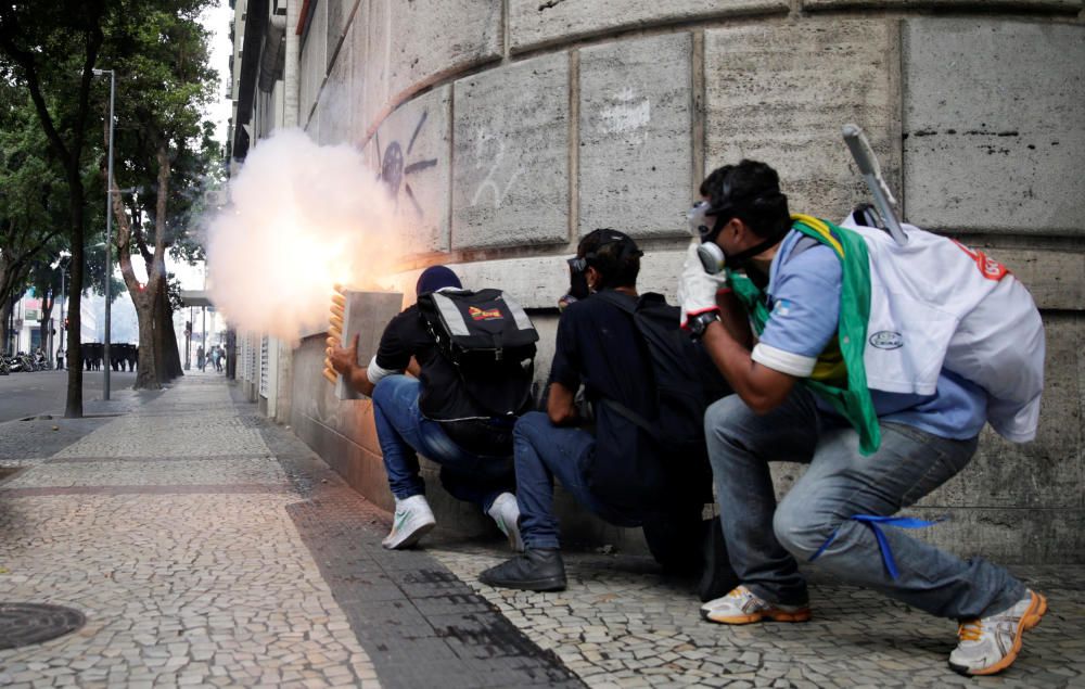 Protestas antigubernamentales en Río de Janeiro, en contra de la aprobacion de una ley que rebajará el gasto público.