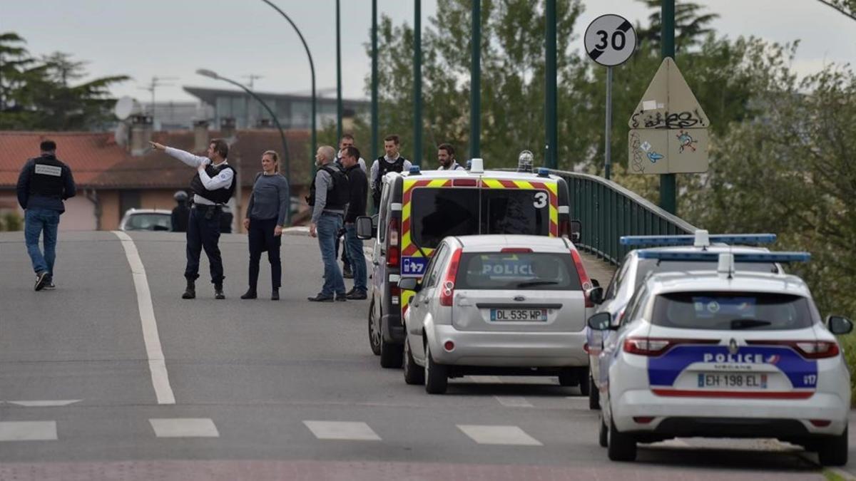 La policía francesa ha acordonado el área en torno al estanco donde hay rehenes, cerca de Toulouse.