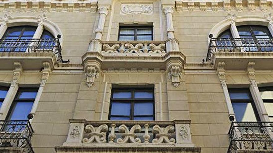 Edificio de la antigua Caja Duero en la calle de Santa Clara.