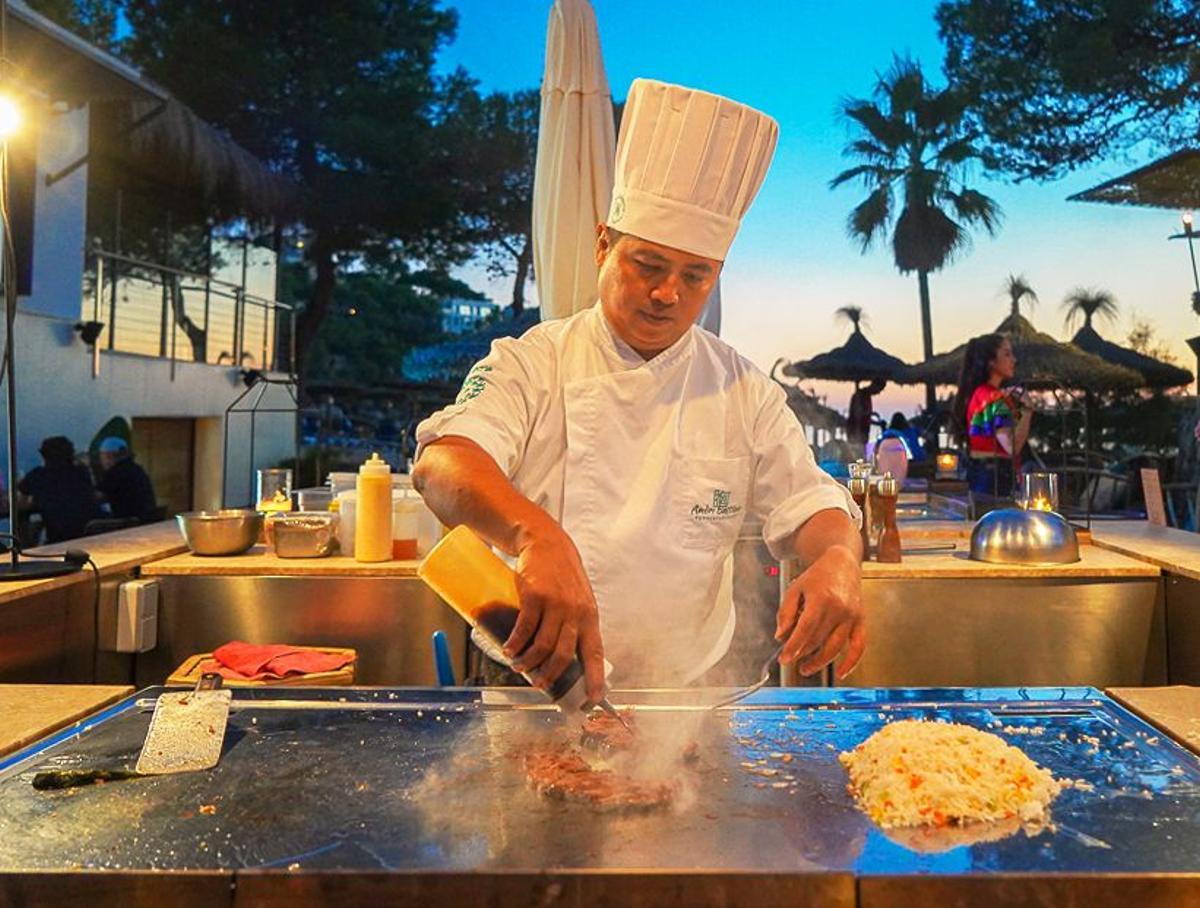 el maestro chef Andri Bastian convierte esta técnica japonesa en un espectáculo culinario único.