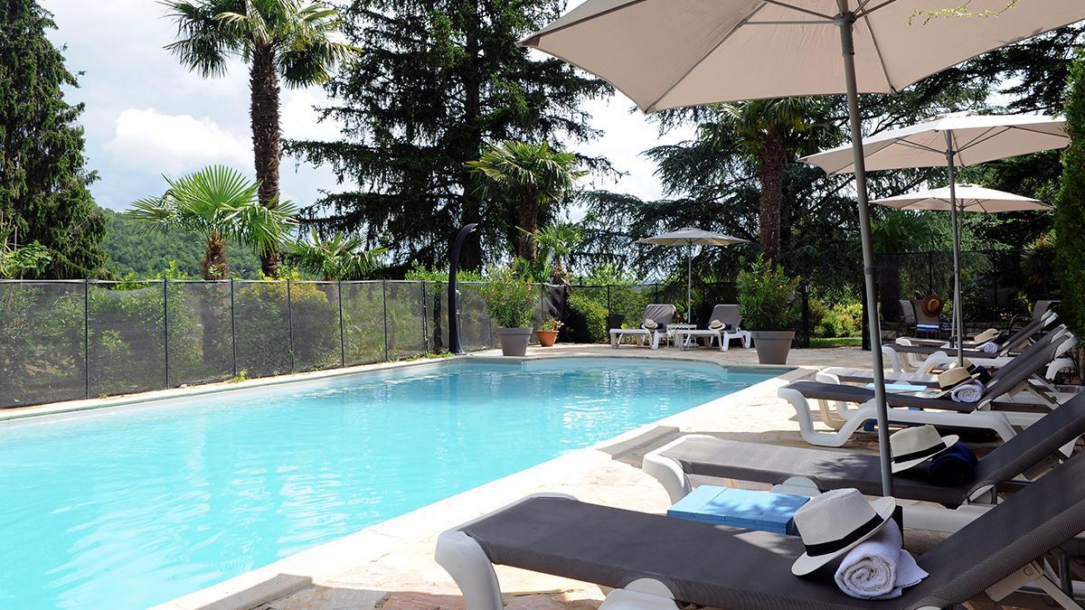 Piscina exterior en Maison Chilo, una casa rural en el interior pensada para estancias tranquilas.