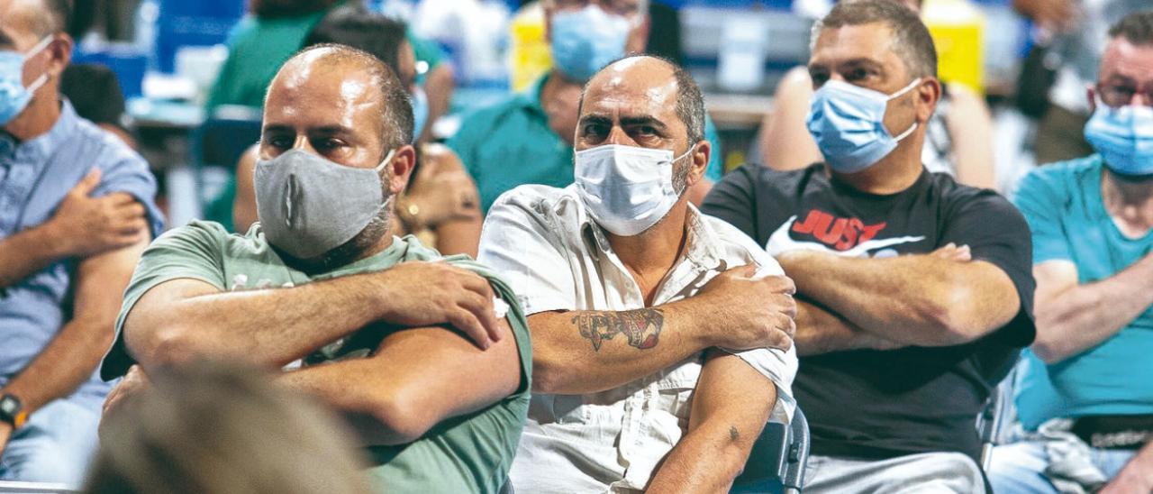 Grupo de personas vacunadas contra coronavirus en Canarias | C. W. L.