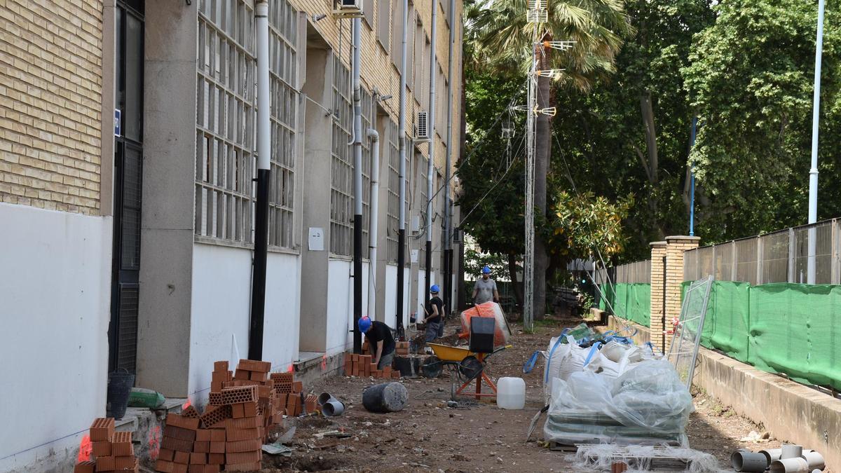 Operarios trabajando en las obras de reforma del CIPFP La Costera de Xàtiva.
