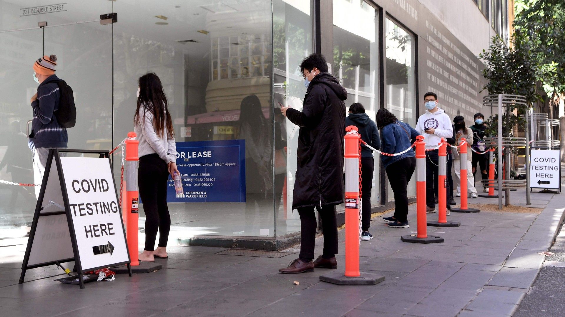 Australianos haciendo cola para realizarse un test Covid-19 en Melbourne.