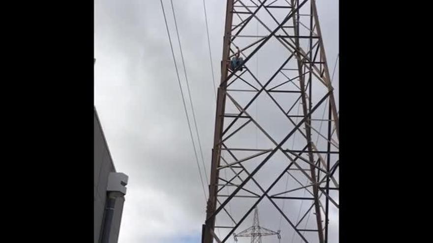 Rescate de un hombre semidesnudo que se negaba a bajar de una torre eléctrica