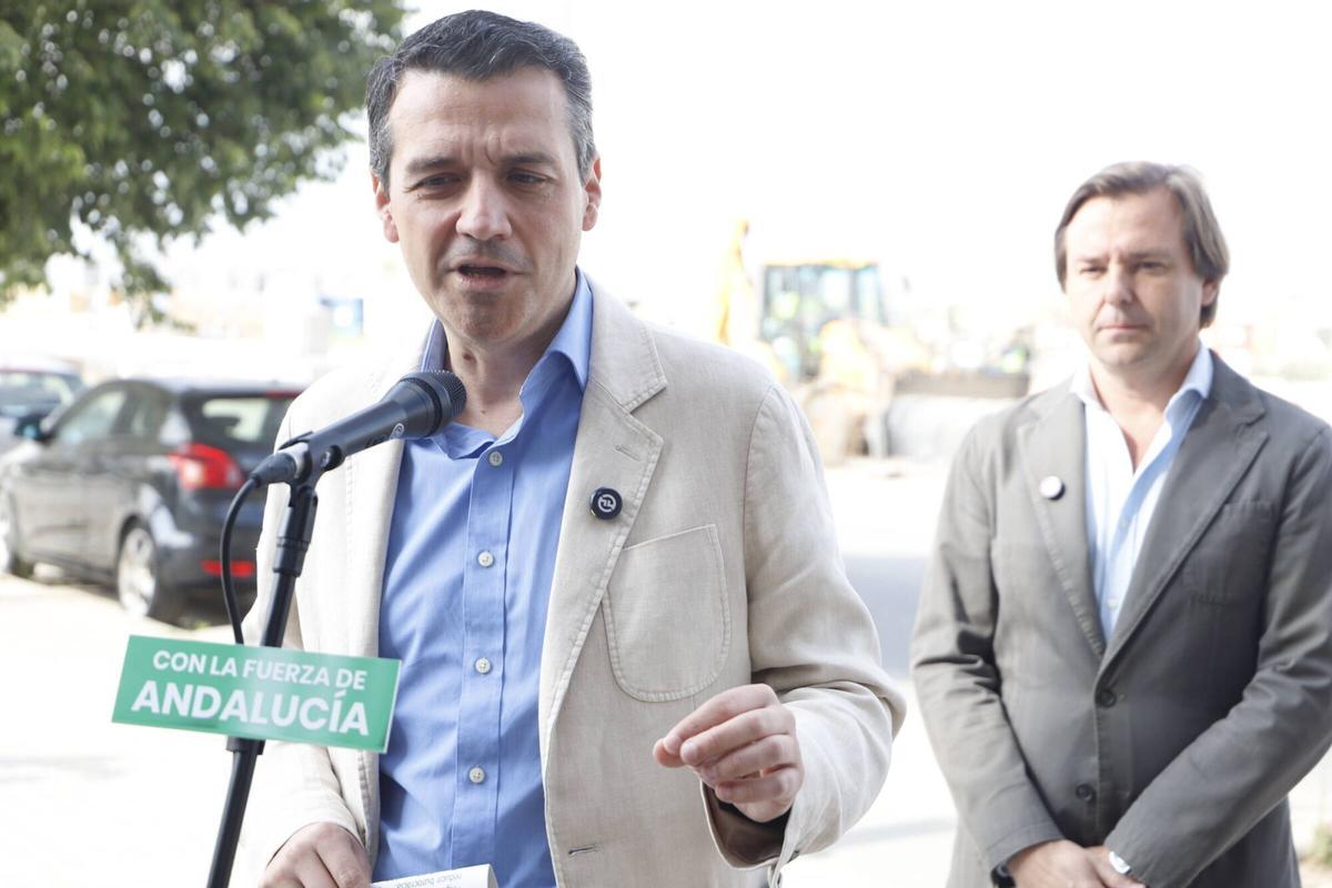 director de campaña del PP de Andalucía y líder de la candidatura cordobesa al Parlamento andaluz, Antonio Repullo, junto al presidente del Consejo de Alcaldes del PP de Andalucía y miembro de la candidatura cordobesa, José María Bellido, atiende a los medios de comunicación en la nueva urbanización 0-4
