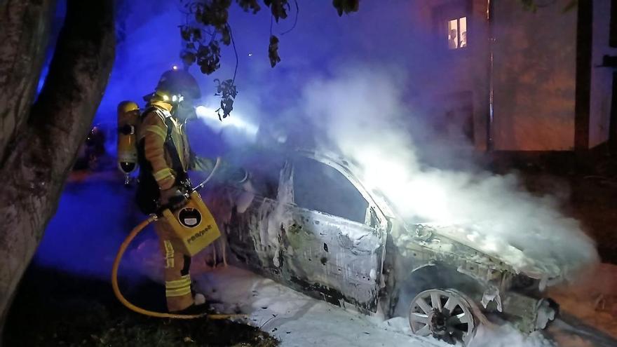 Incendio en Oleiros: Arde un vehículo de madrugada en Liáns