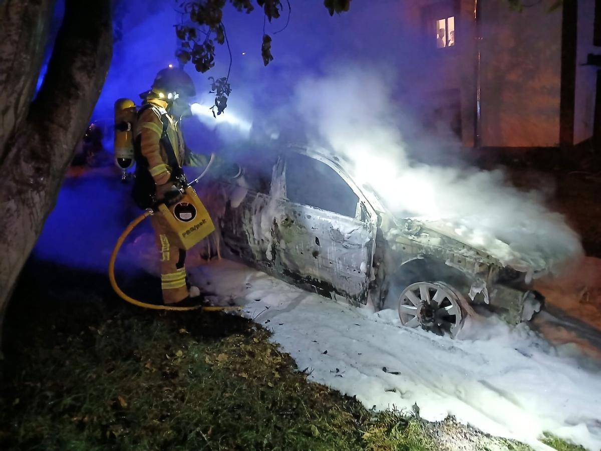 Vehículo incendiado en la rúa Remanso, en Liáns (Oleiros).