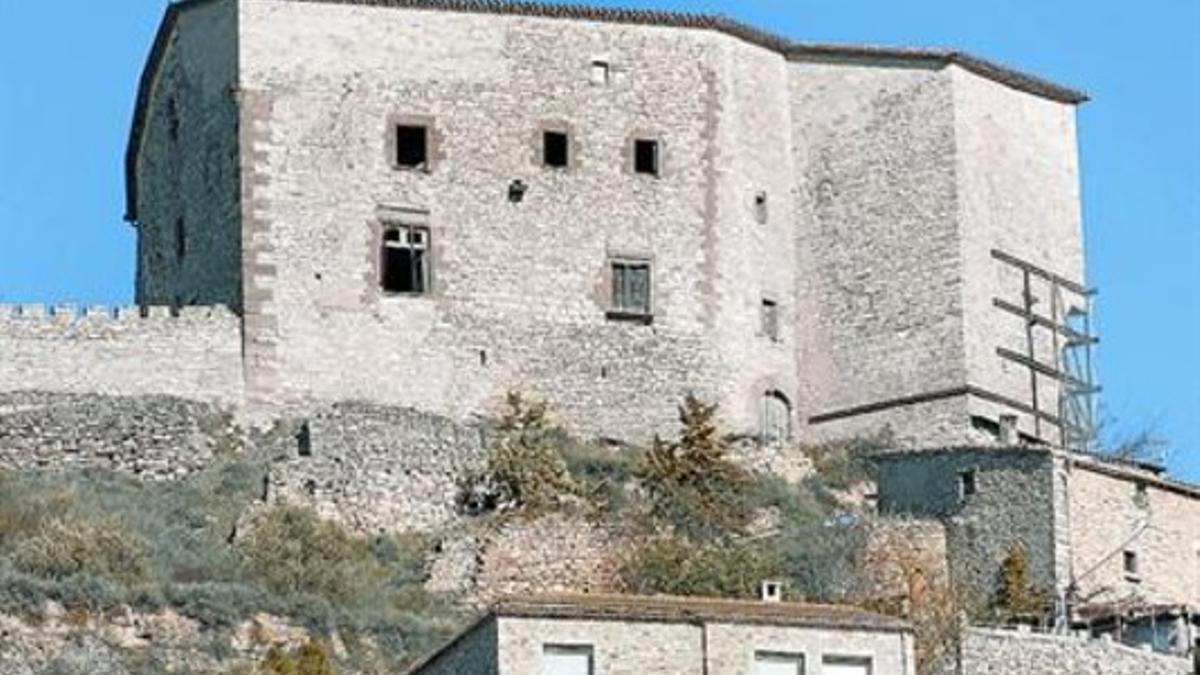 Obra urgente 8El castillo de Vergós Guerrejat, con la torre dañada y asegurada a la derecha.