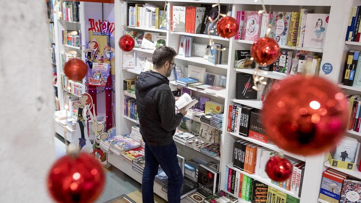 Decoración navideña en una librería de Barcelona.