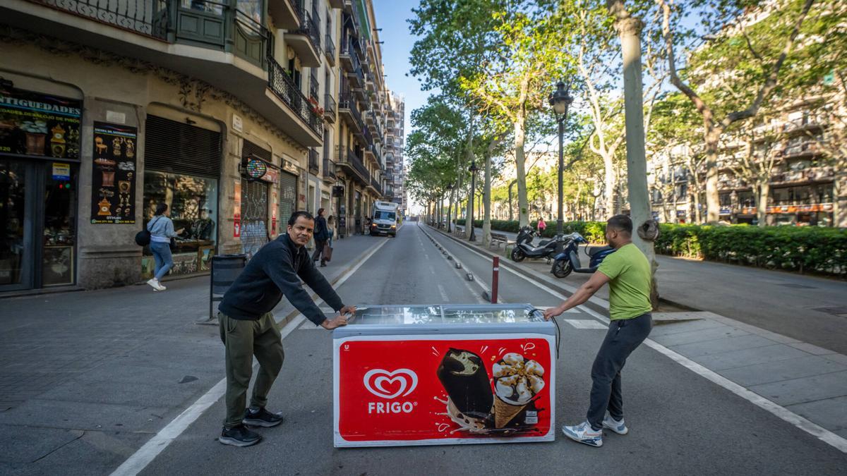 Los súpers retiran contrarreloj la comida que ha quedado en mal estado por el apagón