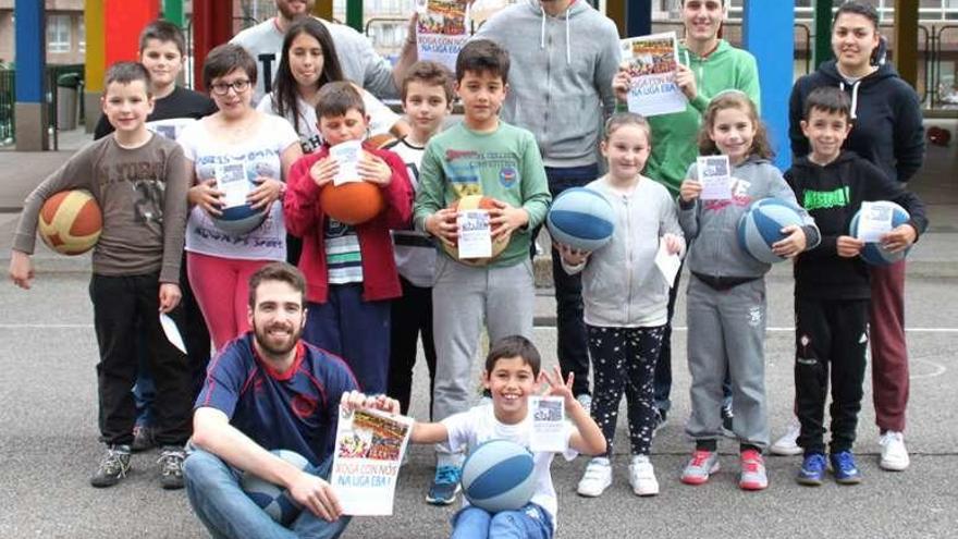 El primer equipo del Seis do Nadal visita las escuelas del club