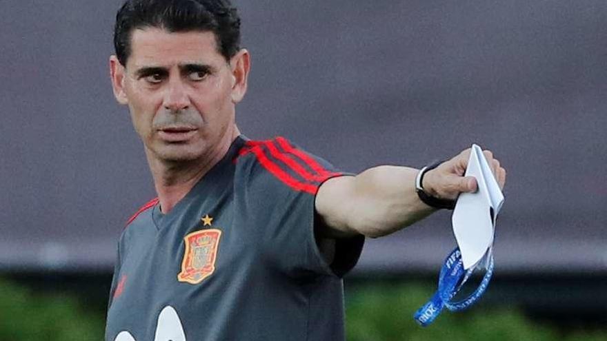 El nuevo seleccionador, Fernando Hierro, da órdenes al frente del primer entrenamiento de la Roja.