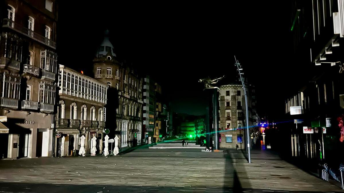 Imagen del centro de Vigo desde la Porta do Sol, la noche del gran apagón del 28 de abril de 2025.