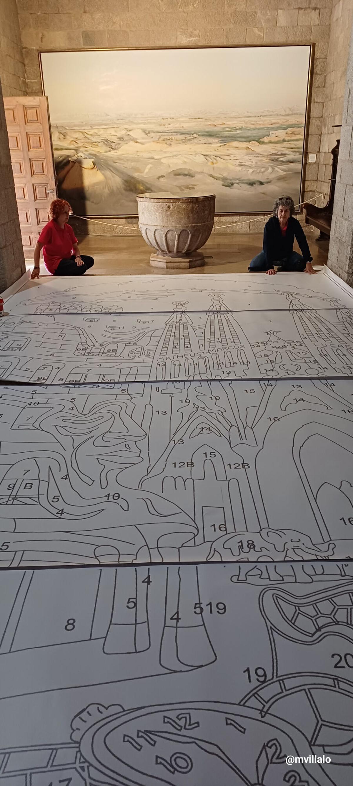Les imatges del procés d'elaboració de la catifa floral 'El Somni de Gaudí a l'Església de Sant Pere de Figueres.