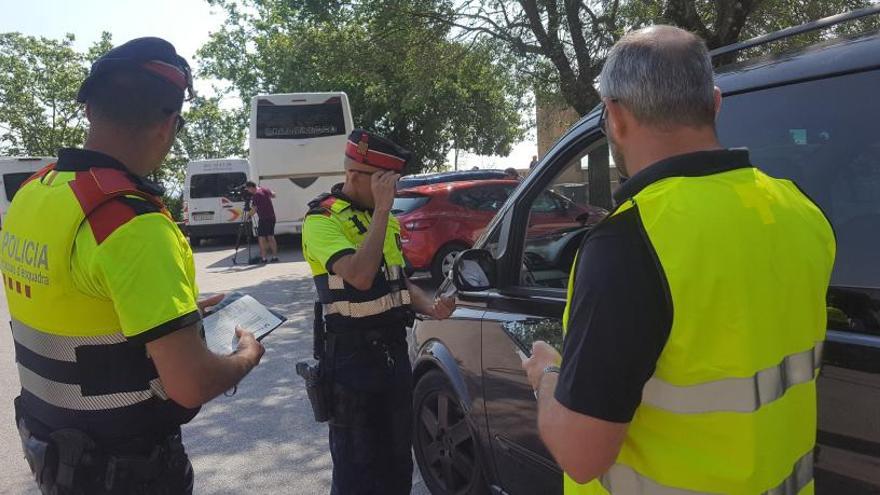 Un dispositiu de trànsit a la rotonda d&#039;entrada del Monestir de Montserrat controlava ahir els taxistes il·legals