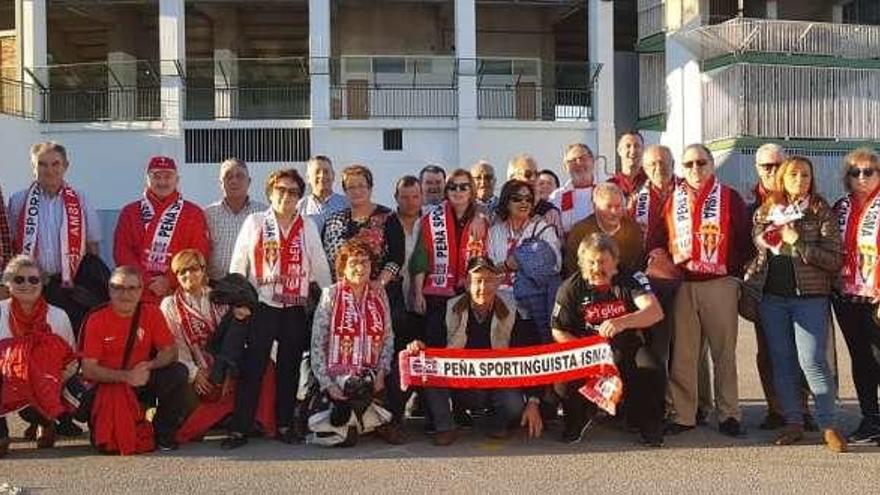 Los aficionados de las peñas Isma y La Gaita, en Elche.