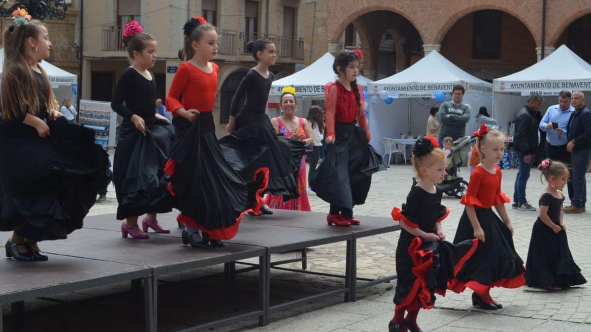 Una actuación de alumnas de la Escuela de Baile Mari Jose. | E. P.