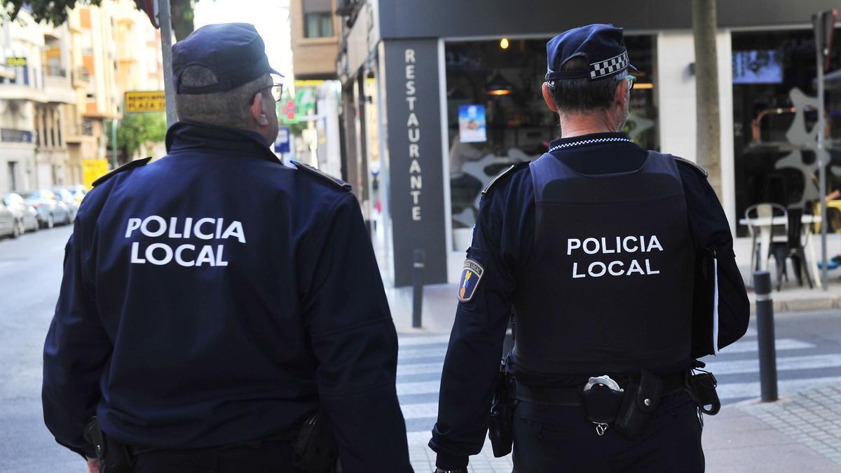 La Policía Local, en una calle de Elche